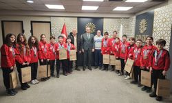 Başkan Sezer Gölcük Belediyesporlu Yüzücüleri Ağırladı