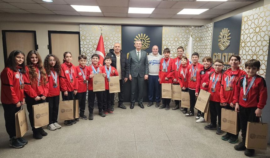 Başkan Sezer Gölcük Belediyesporlu Yüzücüleri Ağırladı